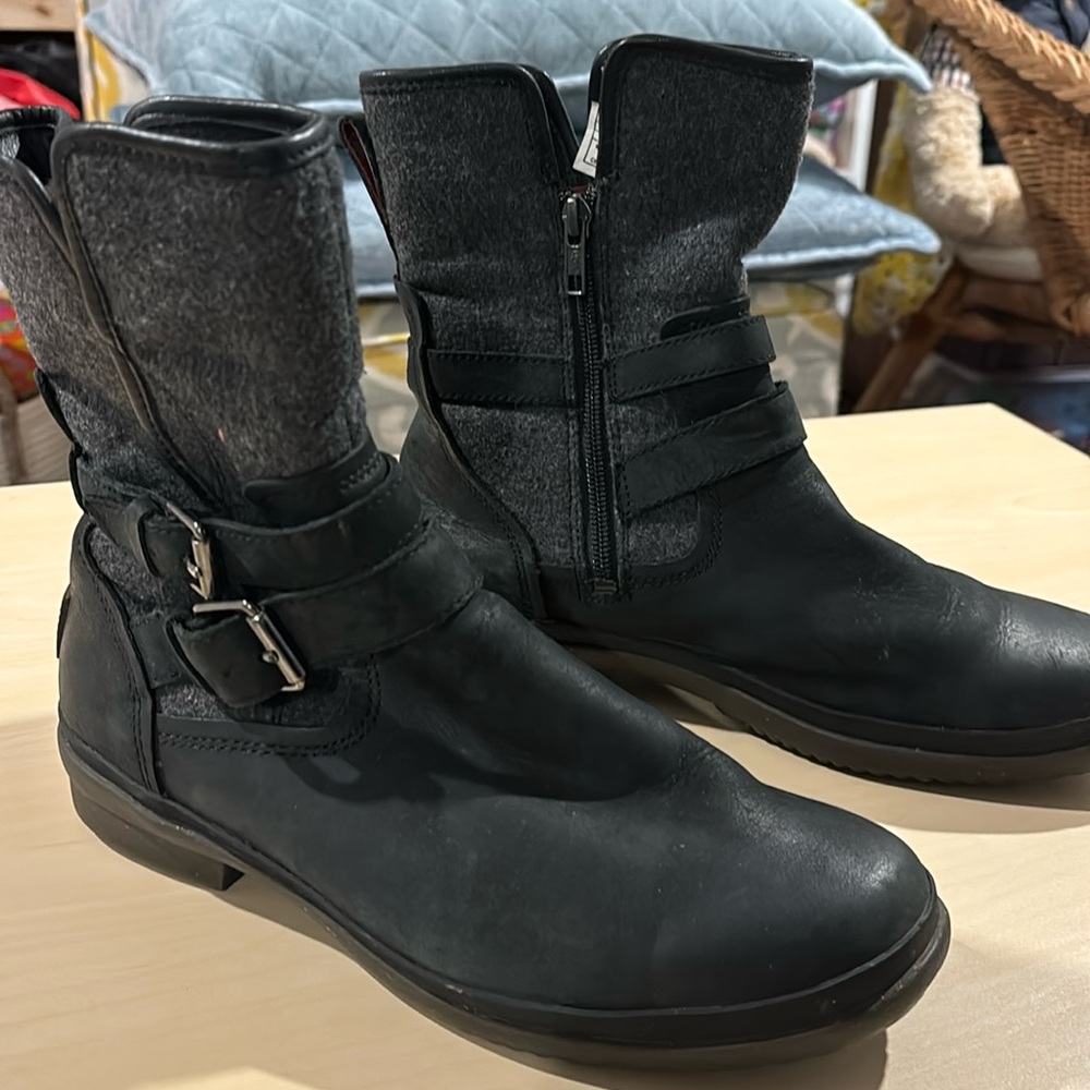 #109 UGG leather/ wool boots